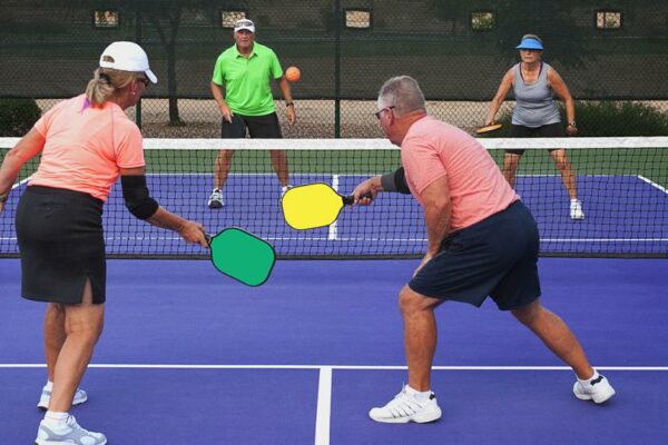 Maîtriser le service au pickleball : techniques et astuces